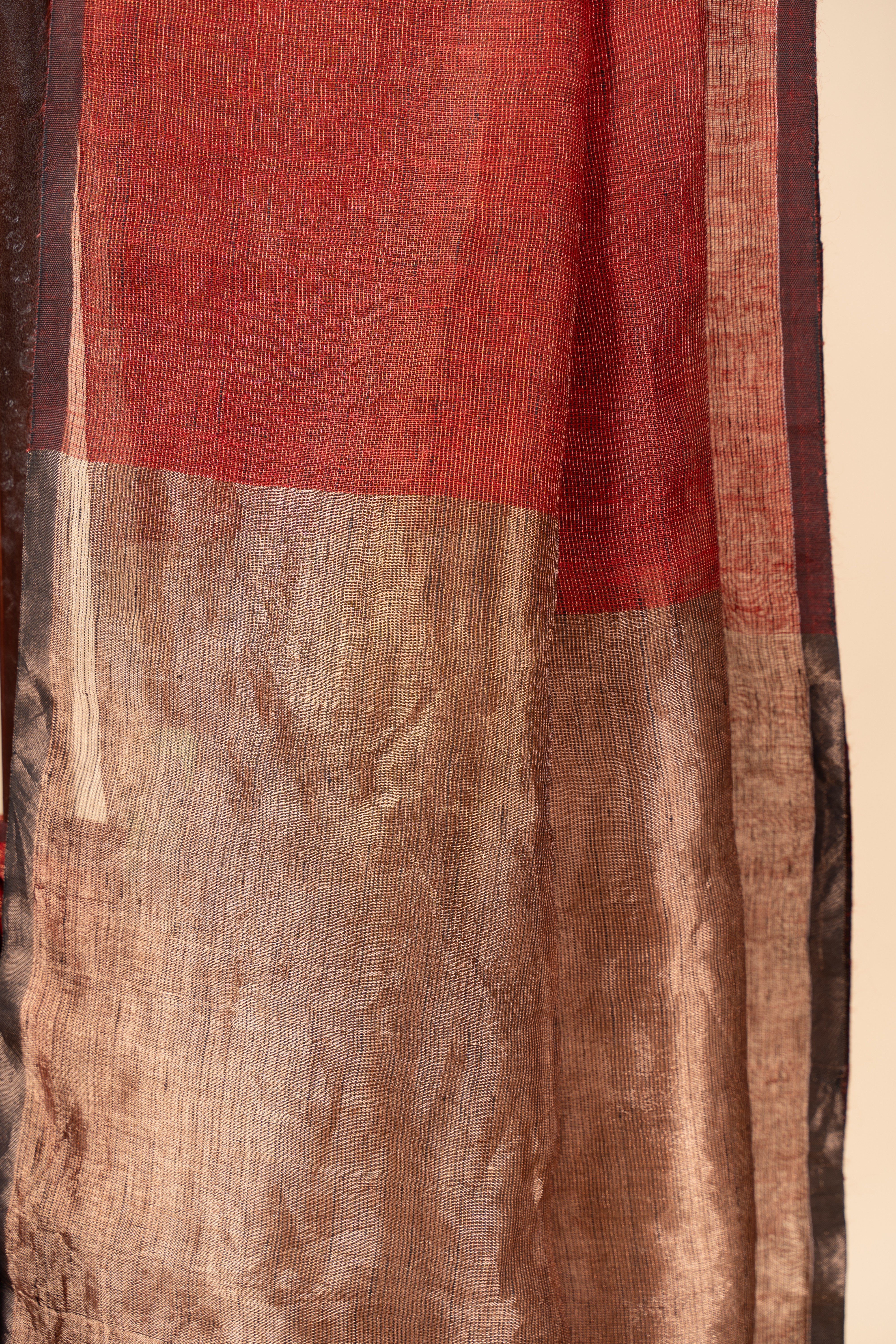 Linen Saree with Golden Zari Pallu