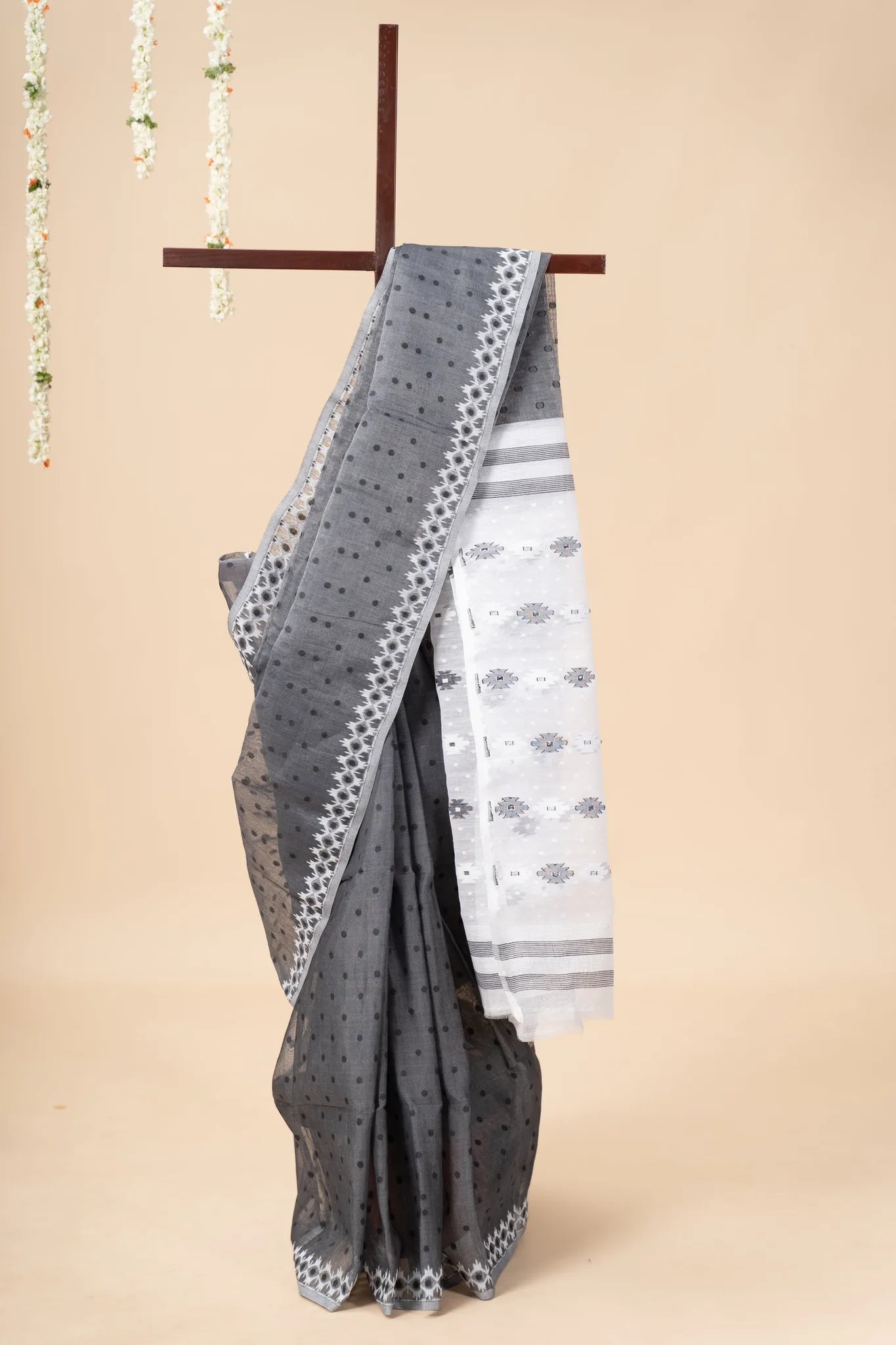 Black and White Dhakai Jamdani Saree - view 2