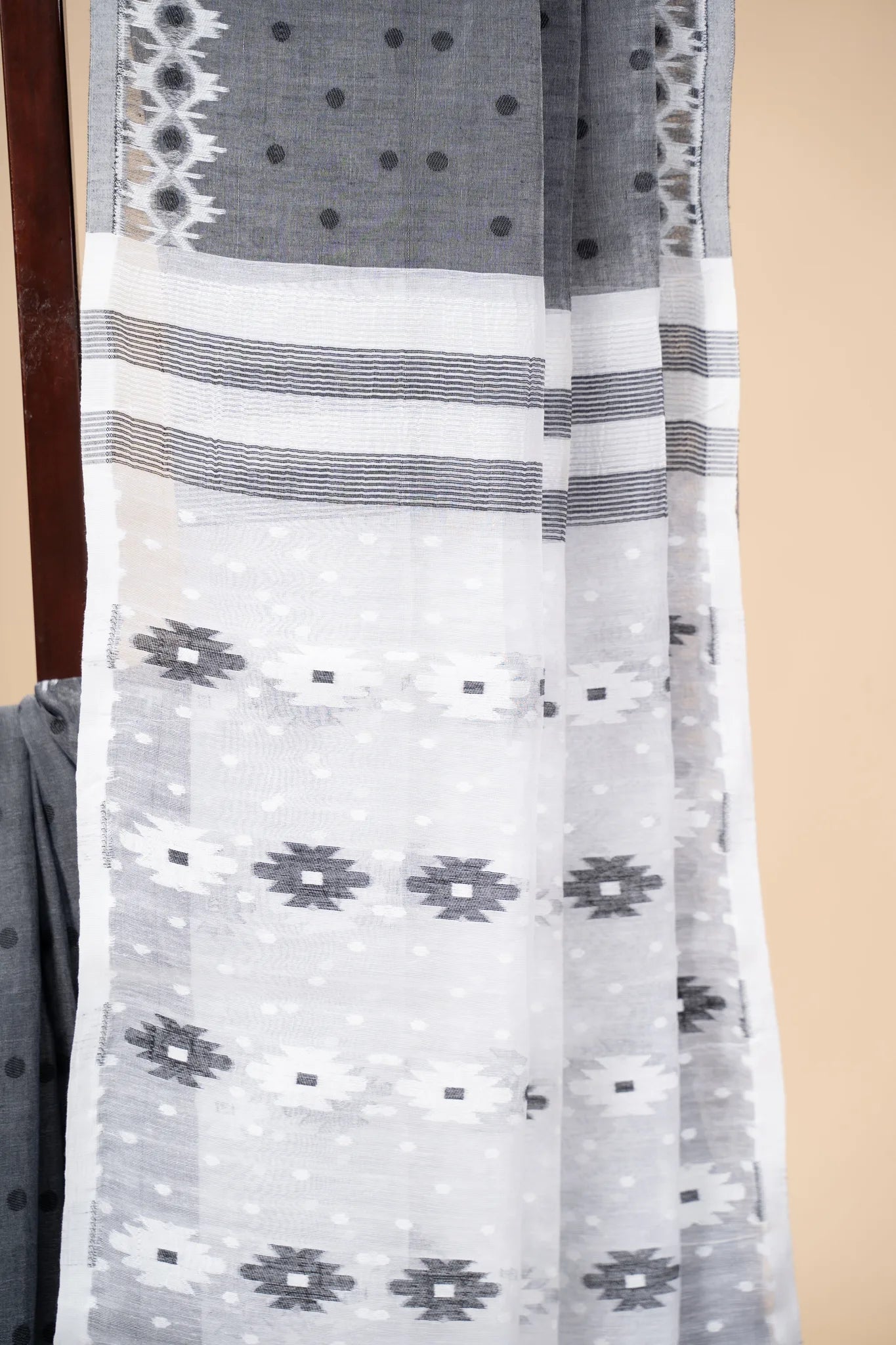 Black and White Dhakai Jamdani Saree - view 3