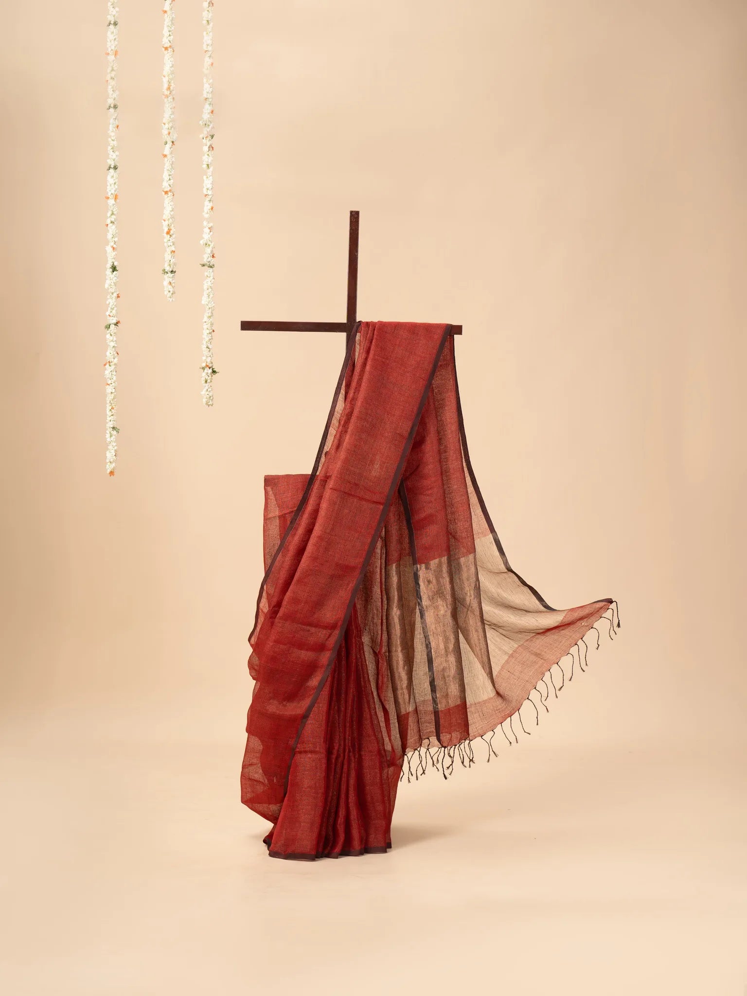 Brick Red Linen Saree with Golden Zari Pallu - view 2