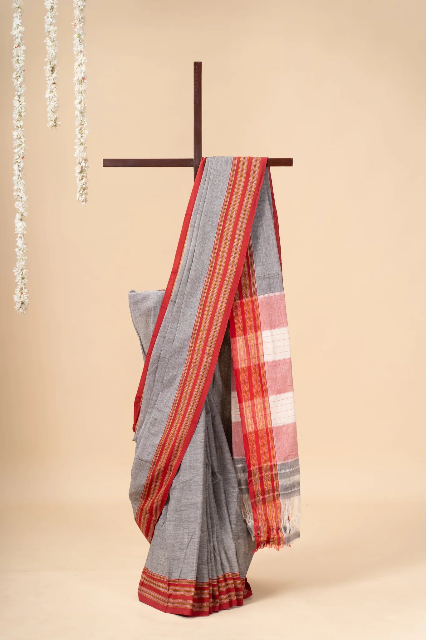 Grey & Red Patteda Anchu Handloom Cotton Saree