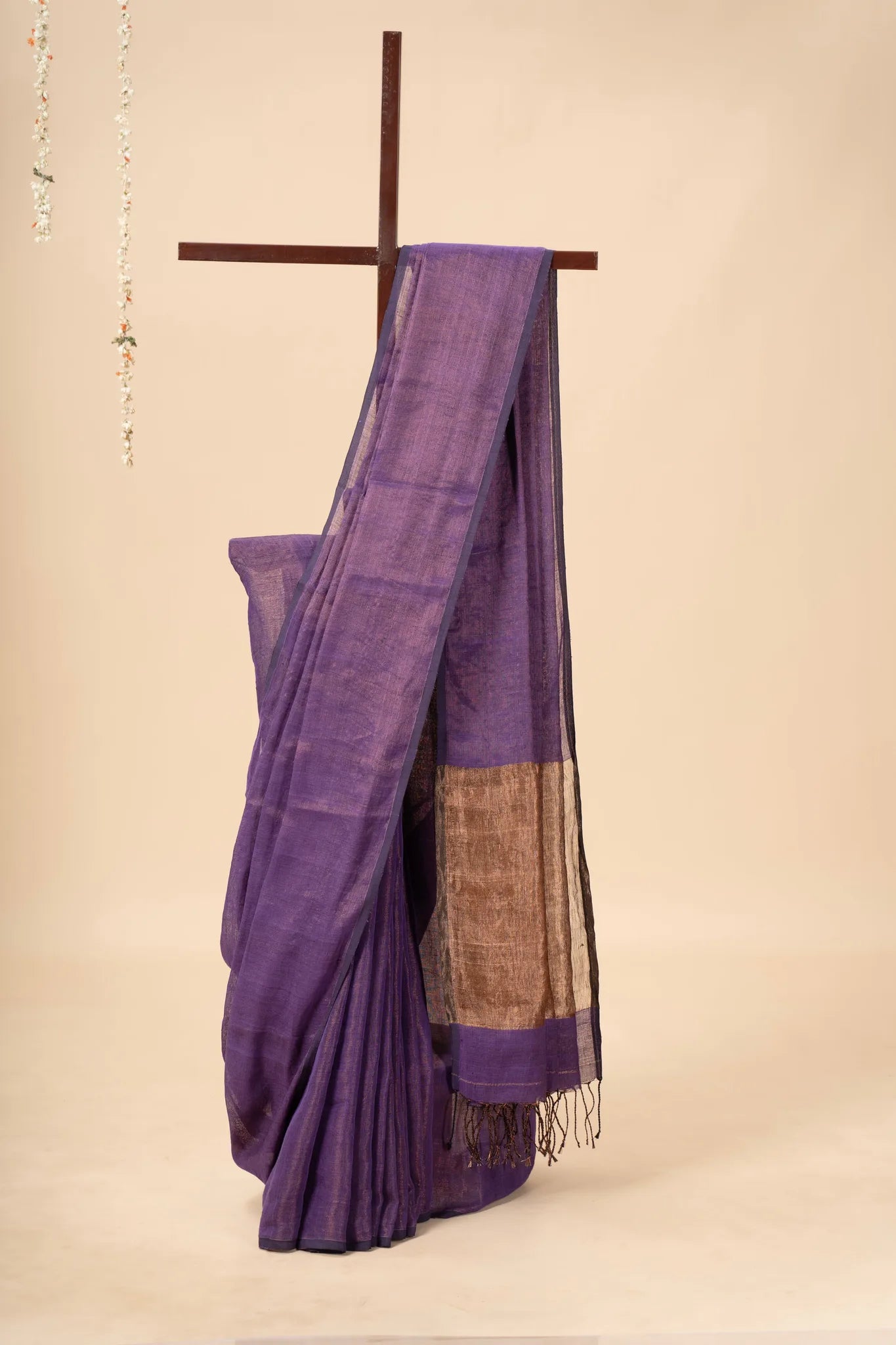 Purple Linen Saree with Golden Zari Pallu - view 2