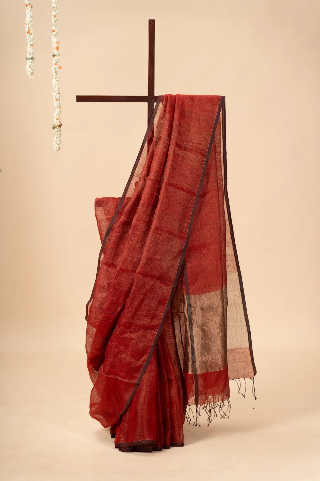 Red Linen Saree with Golden Zari Pallu - view 2