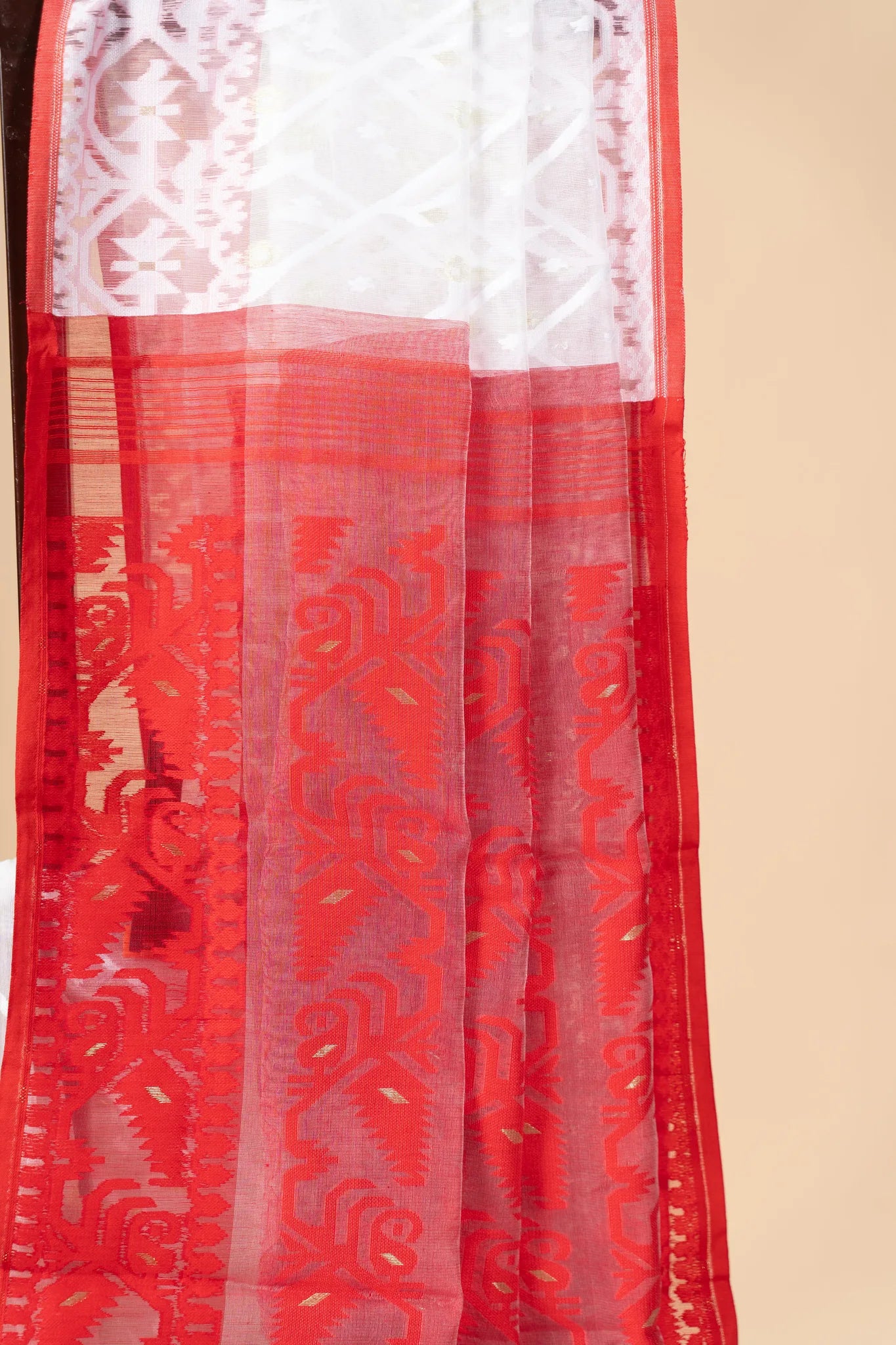 White with Red Pallu jamdani Saree - view 3